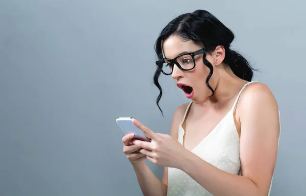 Jovem mulher olhando para o telefone — Fotografia de Stock