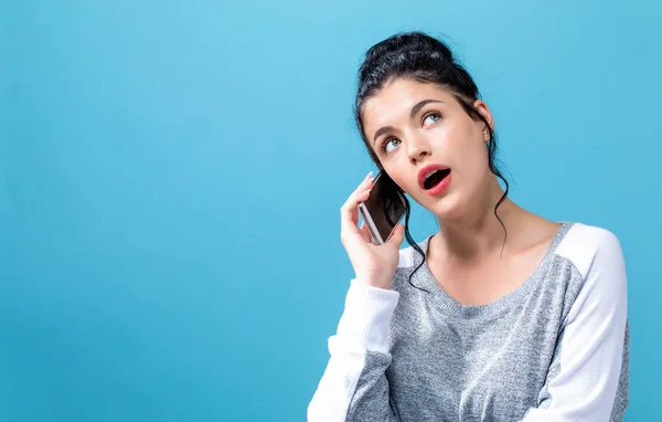 Jovem mulher falando o telefone dela — Fotografia de Stock