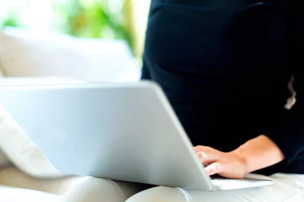 Mujer joven con un ordenador portátil — Foto de Stock