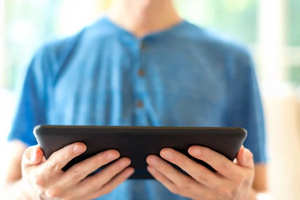 Jovem com um computador tablet — Fotografia de Stock