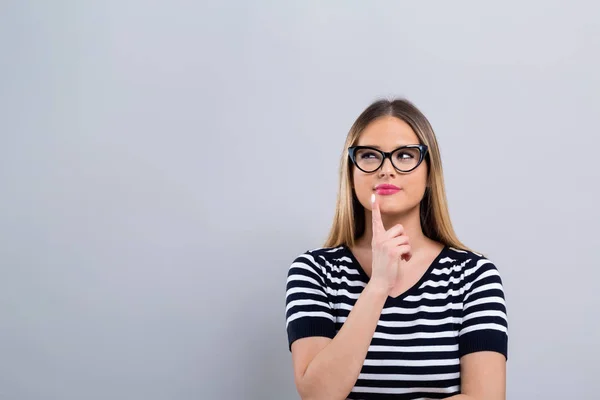 Ung kvinna i en tankeväckande pose — Stockfoto