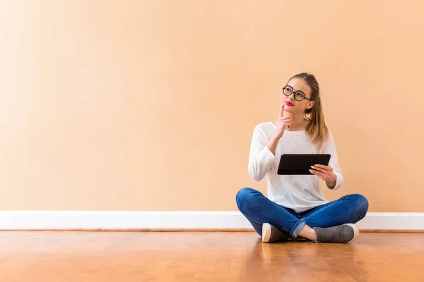 Junge Frau mit Tablet-Computer — Stockfoto