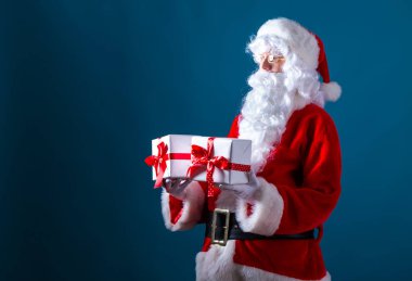 Santa Noel hediye kutuları tutarak