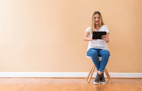 Giovane donna con un computer tablet — Foto Stock