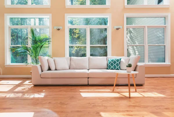 Przekroju sofa w dużym domu — Zdjęcie stockowe