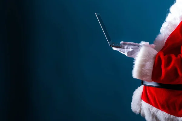 Santa met behulp van een laptop — Stockfoto