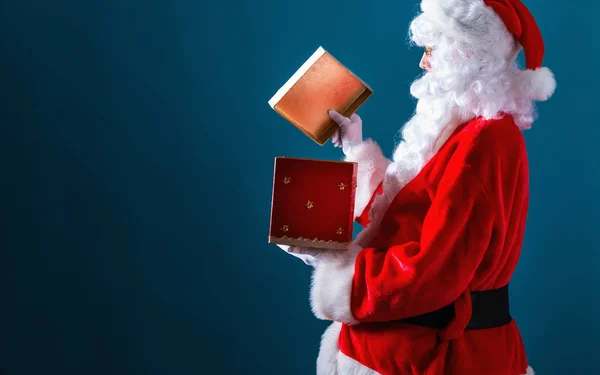 Santa openen van een doos van de gift — Stockfoto