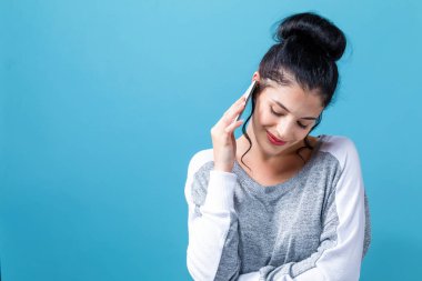 Genç kadın onun telefon konuşma