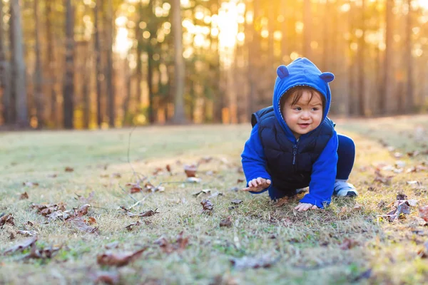 Bambino ragazzo che gioca fuori in autunno — Foto Stock