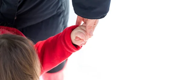 Toddler pojke leker i snön — Stockfoto