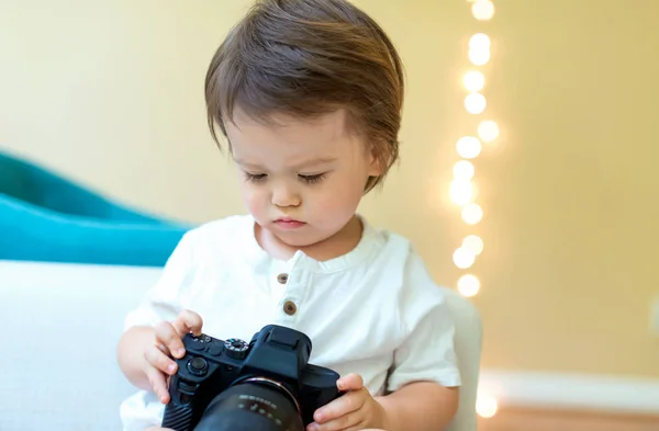 Batole chlapec s profesionální kamerou — Stock fotografie