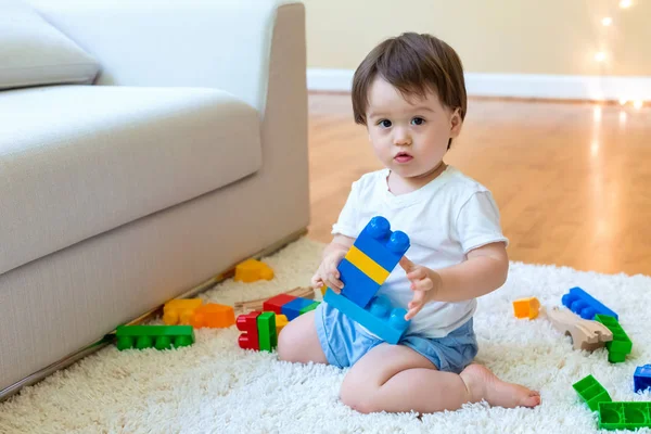 幼児の男の子は彼のおもちゃで遊んで — ストック写真