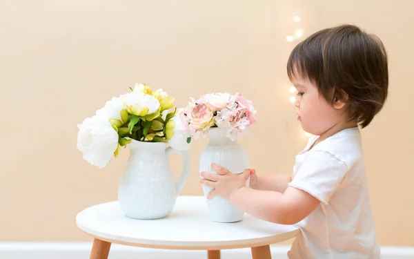 Yürümeye başlayan çocuk çiçekli — Stok fotoğraf