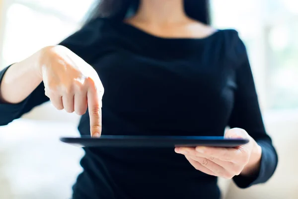 Mulher jovem com um computador tablet — Fotografia de Stock