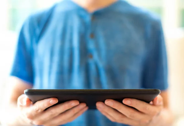 Junger Mann mit Tablet-Computer — Stockfoto