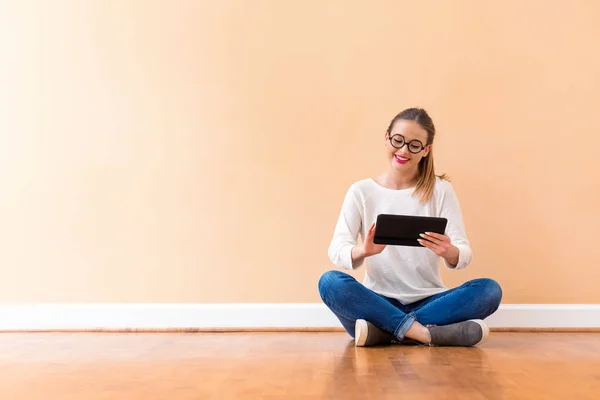 Jeune femme avec un ordinateur tablette — Photo