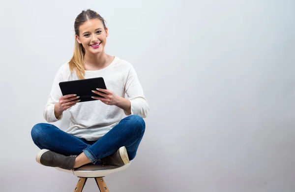 Junge Frau mit Tablet-Computer — Stockfoto