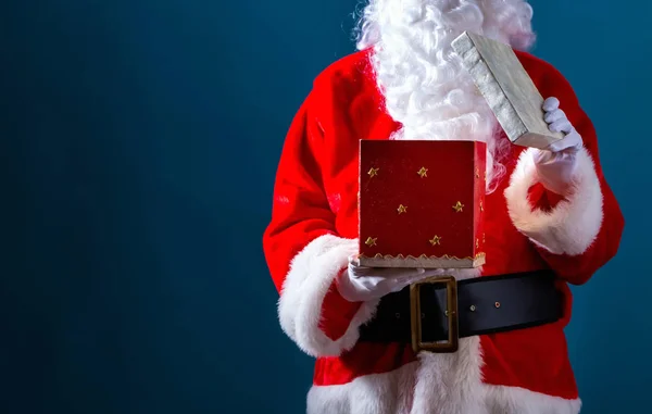 Santa abre una caja de regalo —  Fotos de Stock