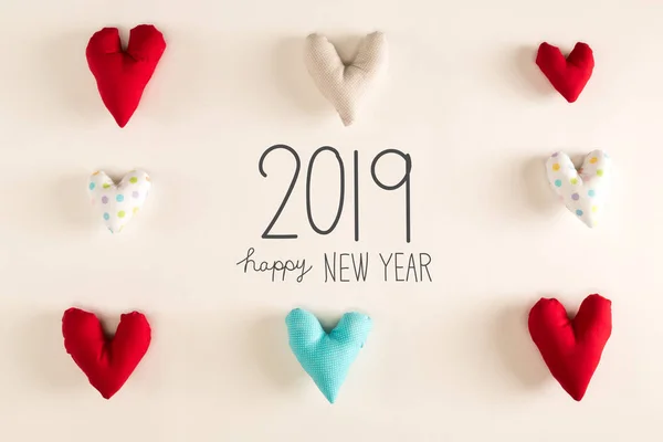 青いハートのクッションと幸せな新年 2019年メッセージ — ストック写真