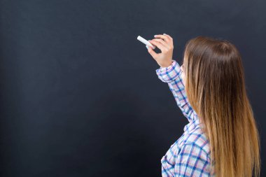 Elinde tebeşir tutan kadın