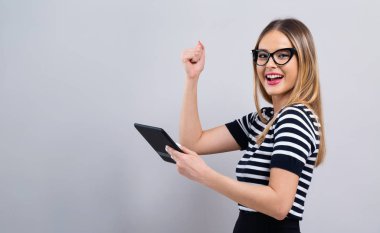Tablet bilgisayarı olan genç bir kadın