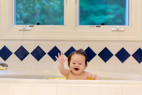 Babyjongen nemen van een bad — Stockfoto