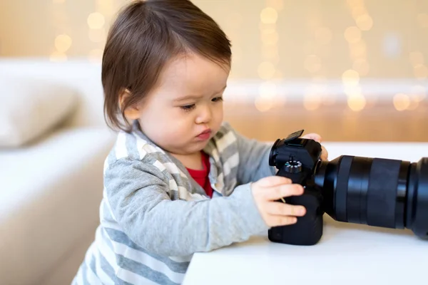 Batole chlapec s profesionální kamerou — Stock fotografie