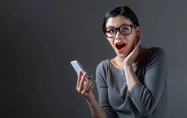 Jovem mulher olhando para o telefone — Fotografia de Stock