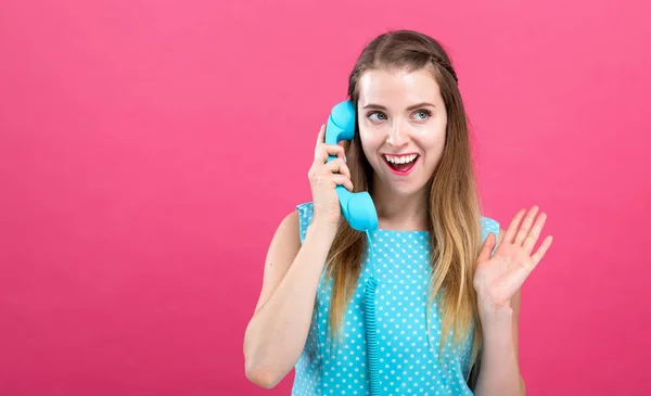 Giovane donna che parla al telefono vecchio stile — Foto Stock