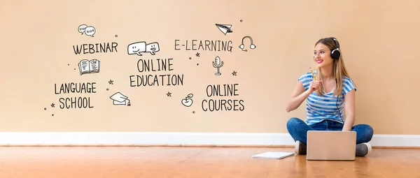 Online-Bildungsthema mit Frau am Laptop — Stockfoto