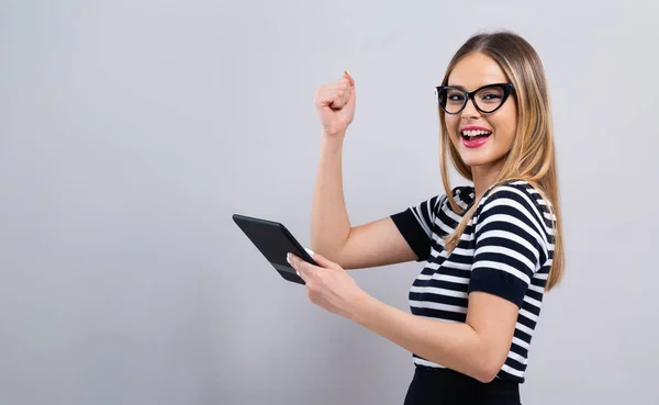 Mujer joven con una tableta — Foto de Stock