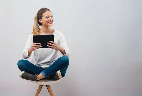 Junge Frau mit Tablet-Computer — Stockfoto