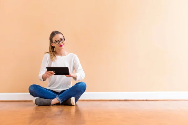 Mujer joven con una tableta —  Fotos de Stock