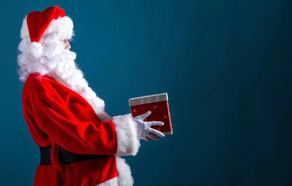 Santa κρατώντας ένα δώρο Χριστουγέννων — Φωτογραφία Αρχείου