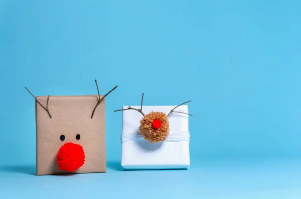 Pompom reindeer gift boxes — Stock Photo, Image