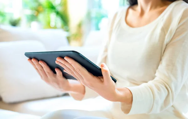 Jonge vrouw met een tablet computer — Stockfoto