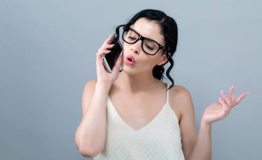 Genç kadın onun telefon konuşma