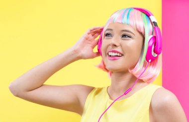 Peruk kulaklıklarla kadında
