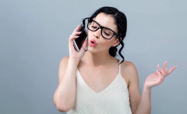 Jovem mulher falando o telefone dela — Fotografia de Stock