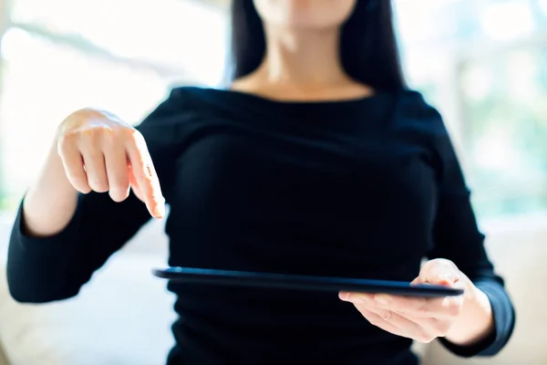 Jonge vrouw met een tablet computer — Stockfoto