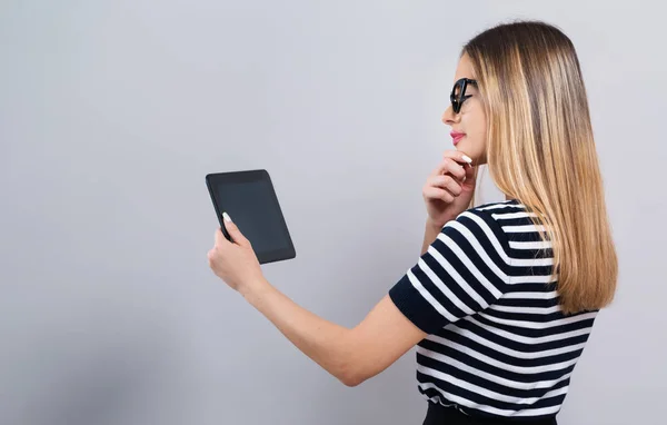 Mulher jovem com um computador tablet — Fotografia de Stock