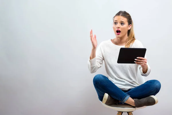 Mulher jovem com um computador tablet — Fotografia de Stock