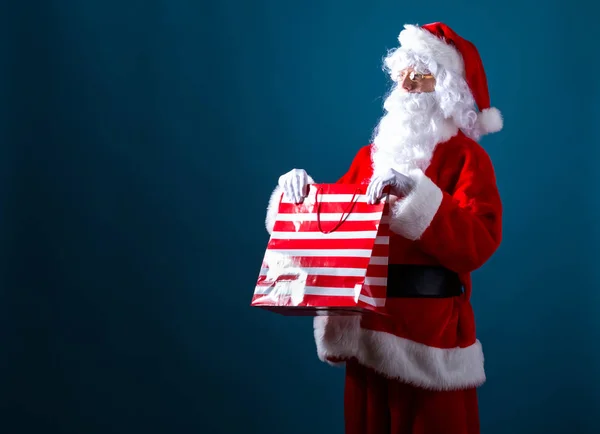 Santa in possesso di una borsa della spesa — Foto Stock