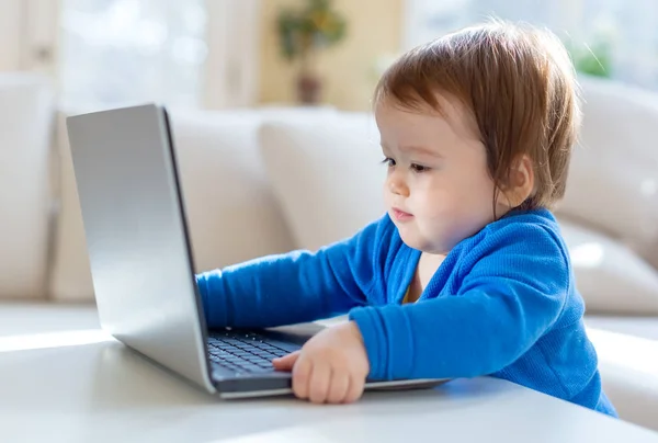 Μικρό παιδί αγόρι με ένα φορητό υπολογιστή — Φωτογραφία Αρχείου
