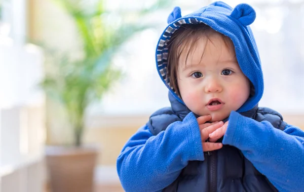 Batole boy zachumlaný v zimní oblečení — Stock fotografie