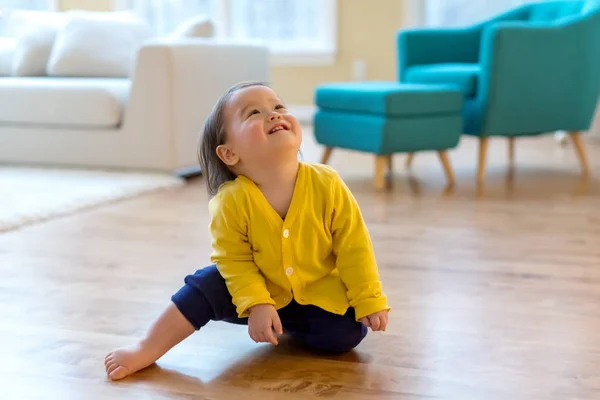 Toddler pojke spelar i hans hus — Stockfoto