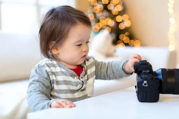 Batole chlapec s profesionální kamerou — Stock fotografie