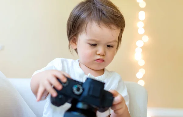 Μικρό παιδί αγόρι με μια επαγγελματική φωτογραφική μηχανή — Φωτογραφία Αρχείου