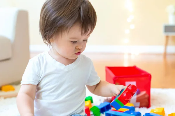 Peuter jongen spelen met zijn speelgoed — Stockfoto