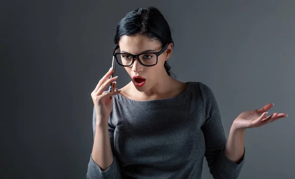 Mujer joven hablando con ella el teléfono — Foto de Stock